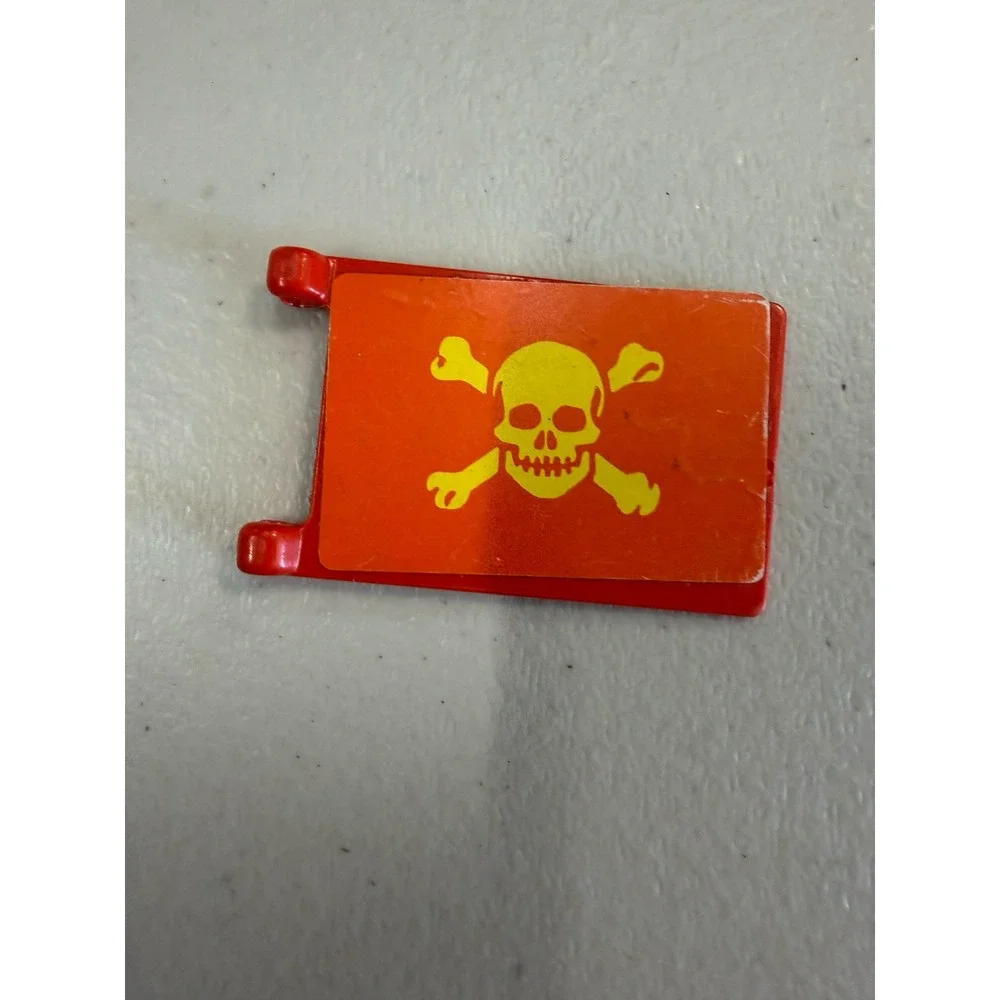 Vintage LEGO Pirate Flag Red with‎ Yellow Skull and Crossbones 2335p02